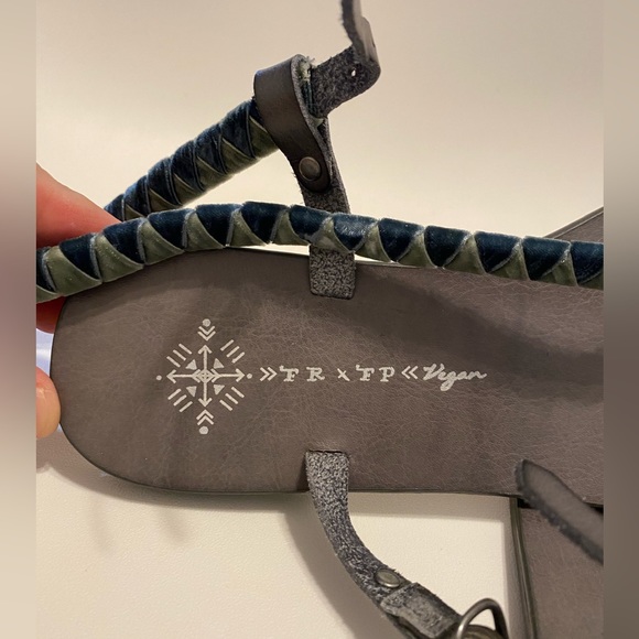 Free People Vegan Boho Chic Beautiful V Drehler Flat Velvet Sandal Teal Size 6 - Picture 6 of 7